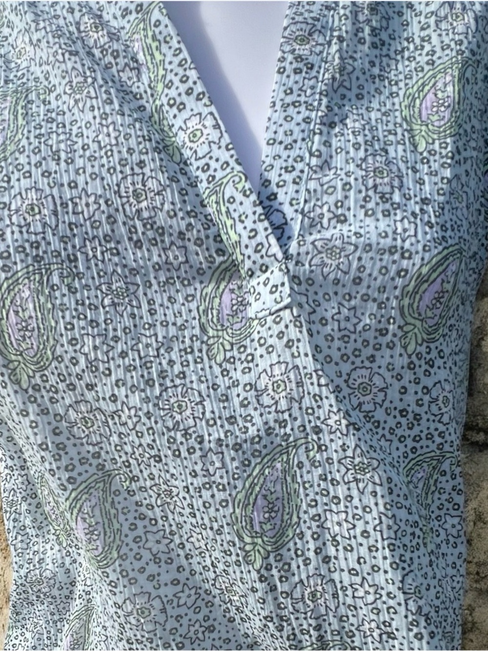 Carve Designs Light Blue Paisley Floral V-Neck Top. Size M.